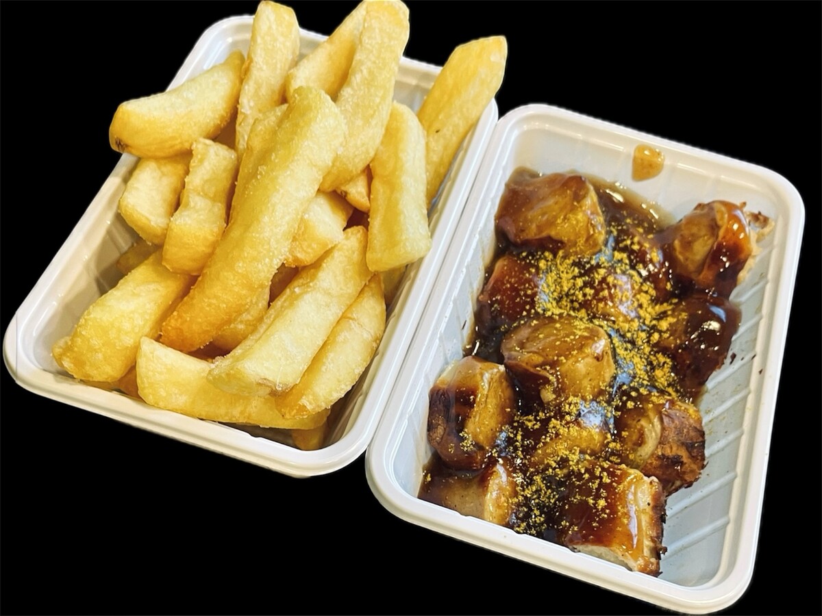 Currywurst mit Pommes